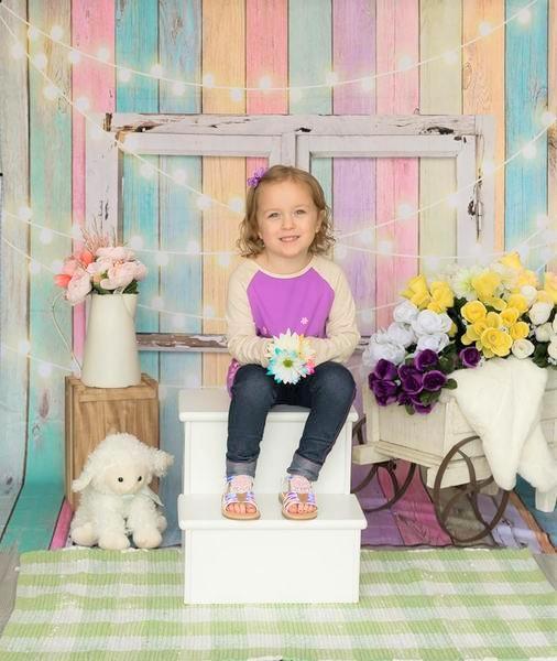 Kate Geburtstag Baby bunte Holzwand mit Fenster Ostern Hintergrund für Kinder von JFCC gestaltet