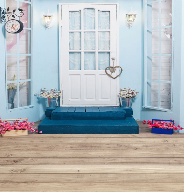 Kate Valentinstag, der blaue Wand mit weißem Tür-Holzfußboden-Hintergrund für Fotografie Wedding ist