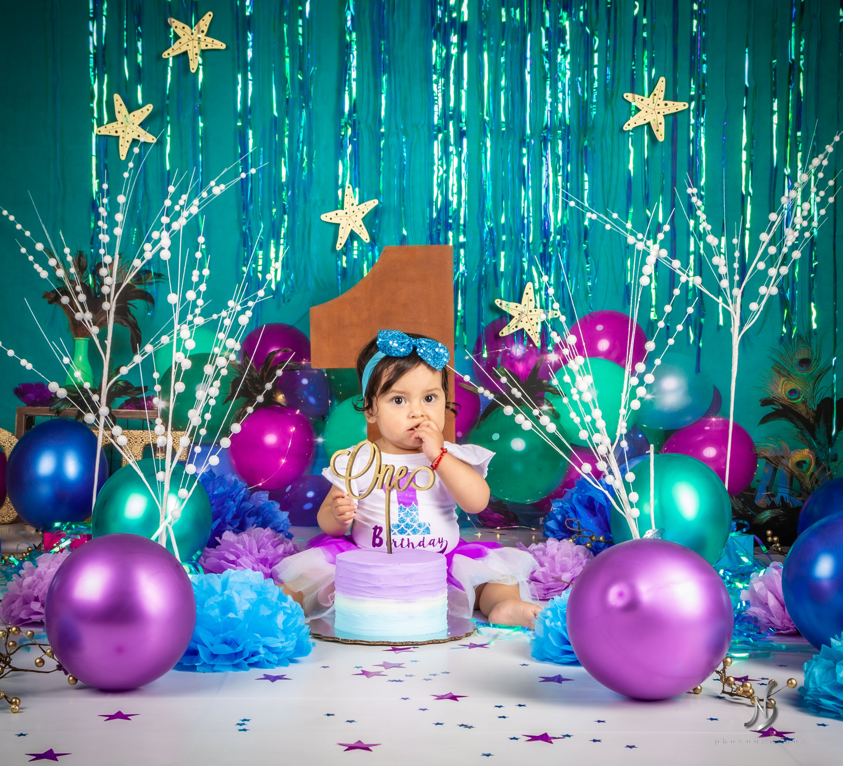 Kate Kieferngrün Pfauenfeder Luftballons mit Neonlichtern Kindergeburtstag Hintergrund für Fotografie Entworfen von Cassie Christiansen - Kate Backdrop.de