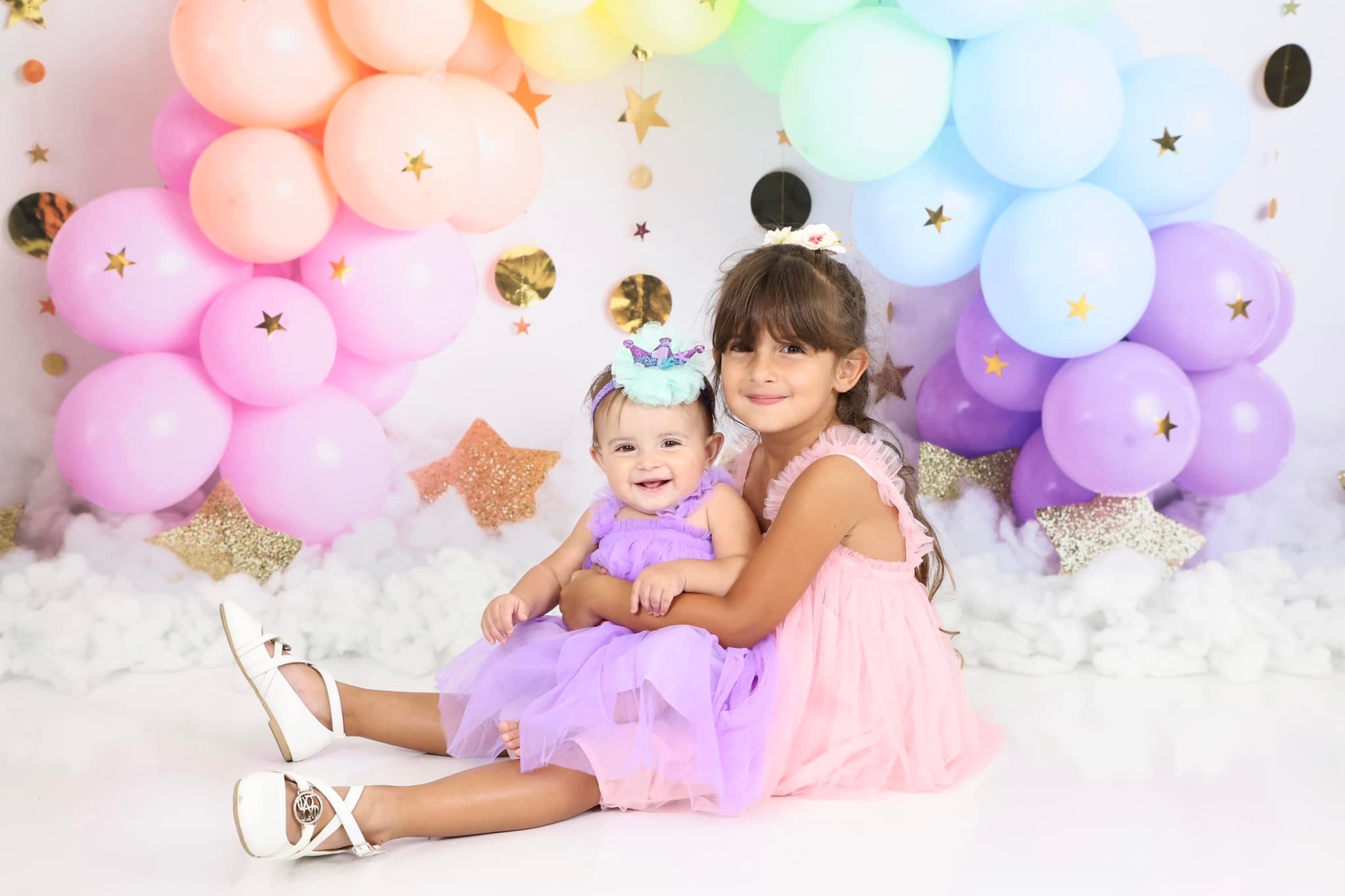 Kate Regenbogen Ballons Girlande Kinder Cake Smash Hintergrundkulisse von Megan Leigh Photography - Kate Backdrop.de