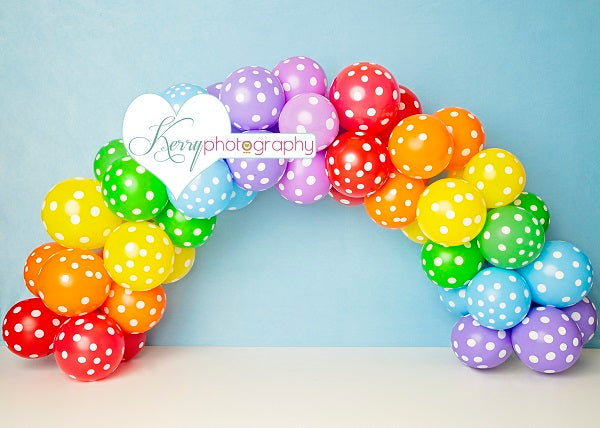 Kate Regenbogen-Speck-Ballon-Kindergeburtstagshintergrund Entworfen von Kerry Anderson