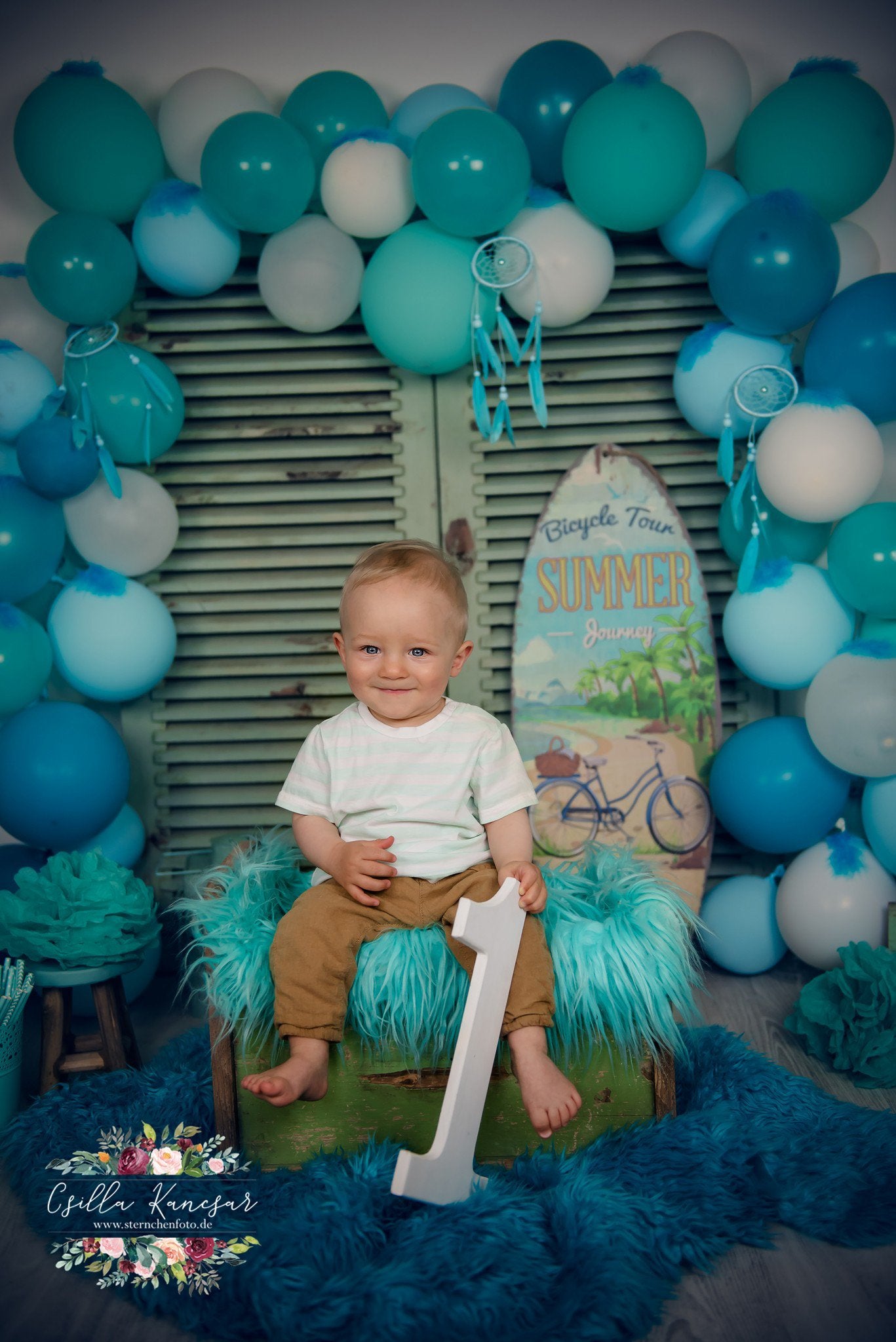 Kate Sommer Geburtstag Hintergrund blaue Luftballons Surfbrett Entworfen von Csilla Kancsar