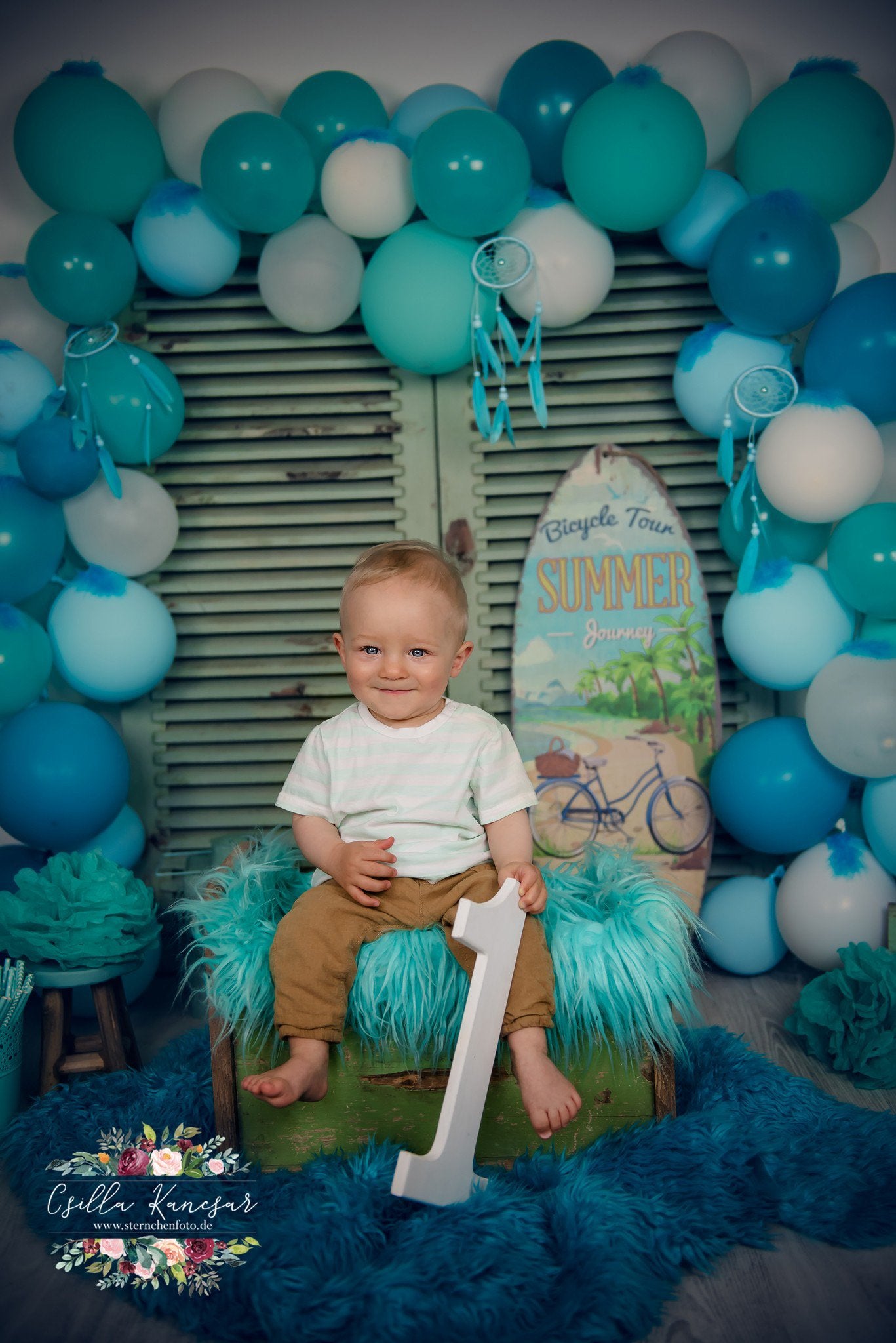 Kate Sommer Geburtstag Hintergrund blaue Luftballons Surfbrett Entworfen von Csilla Kancsar - Kate Backdrop.de